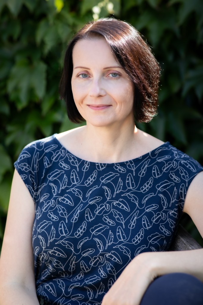Sigrid Stadler lächelnd im Garten
