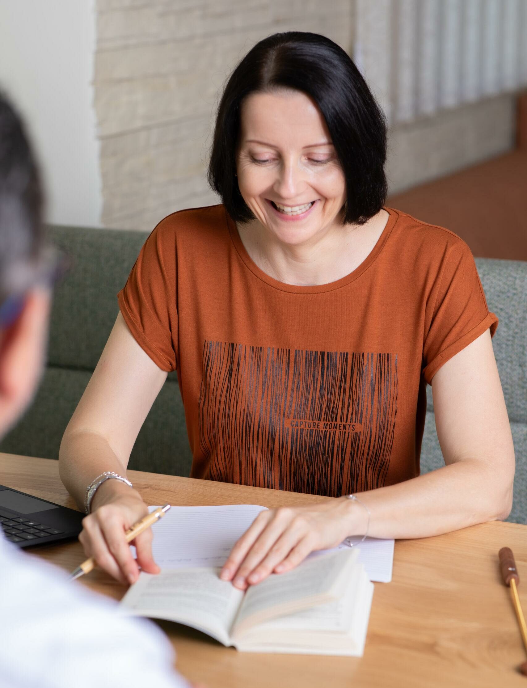 Sigrid Stadler im Coachinggespräch am Tisch
