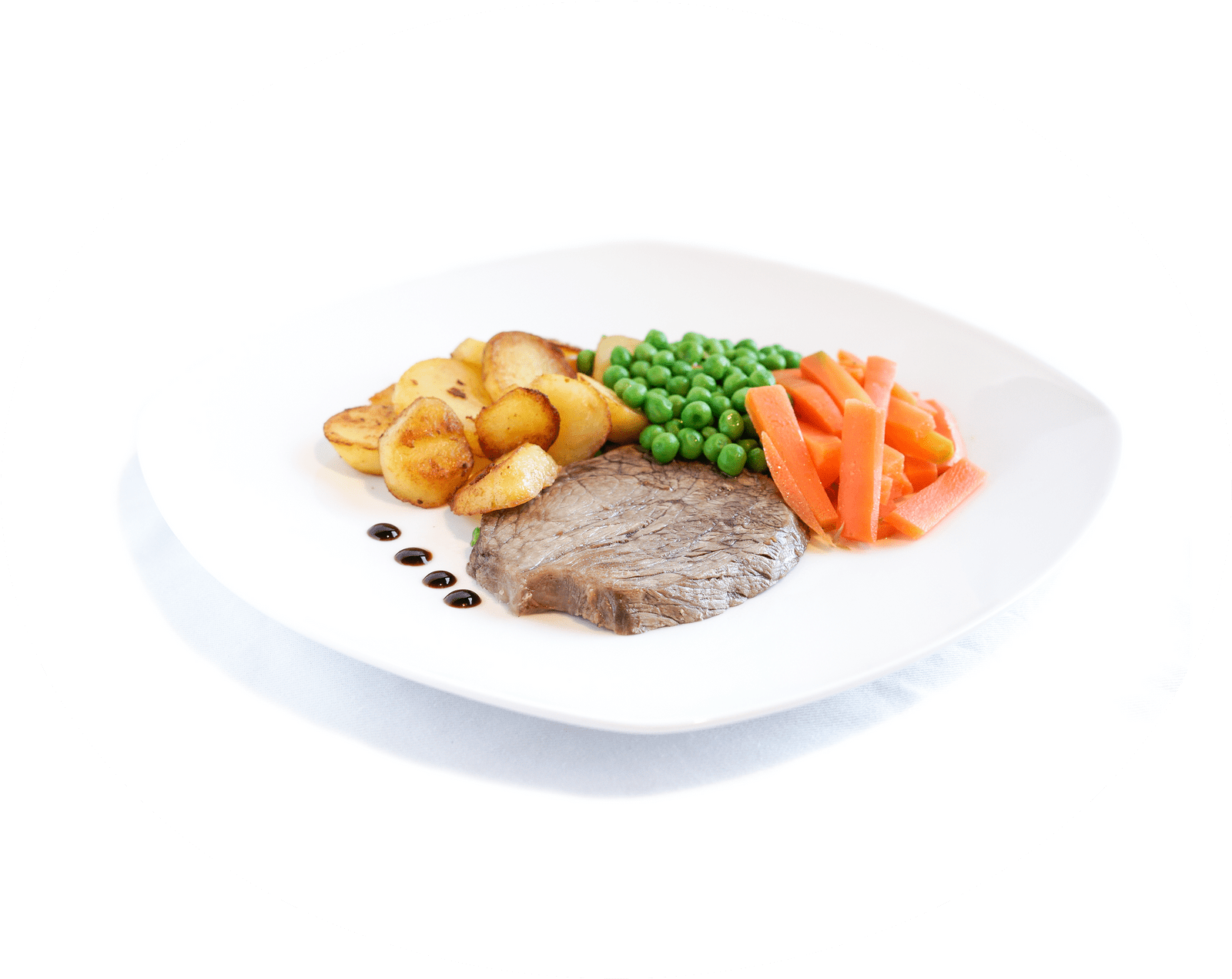 Teller mit Rindfleisch, Röstkartoffeln, Erbsen und Karotten